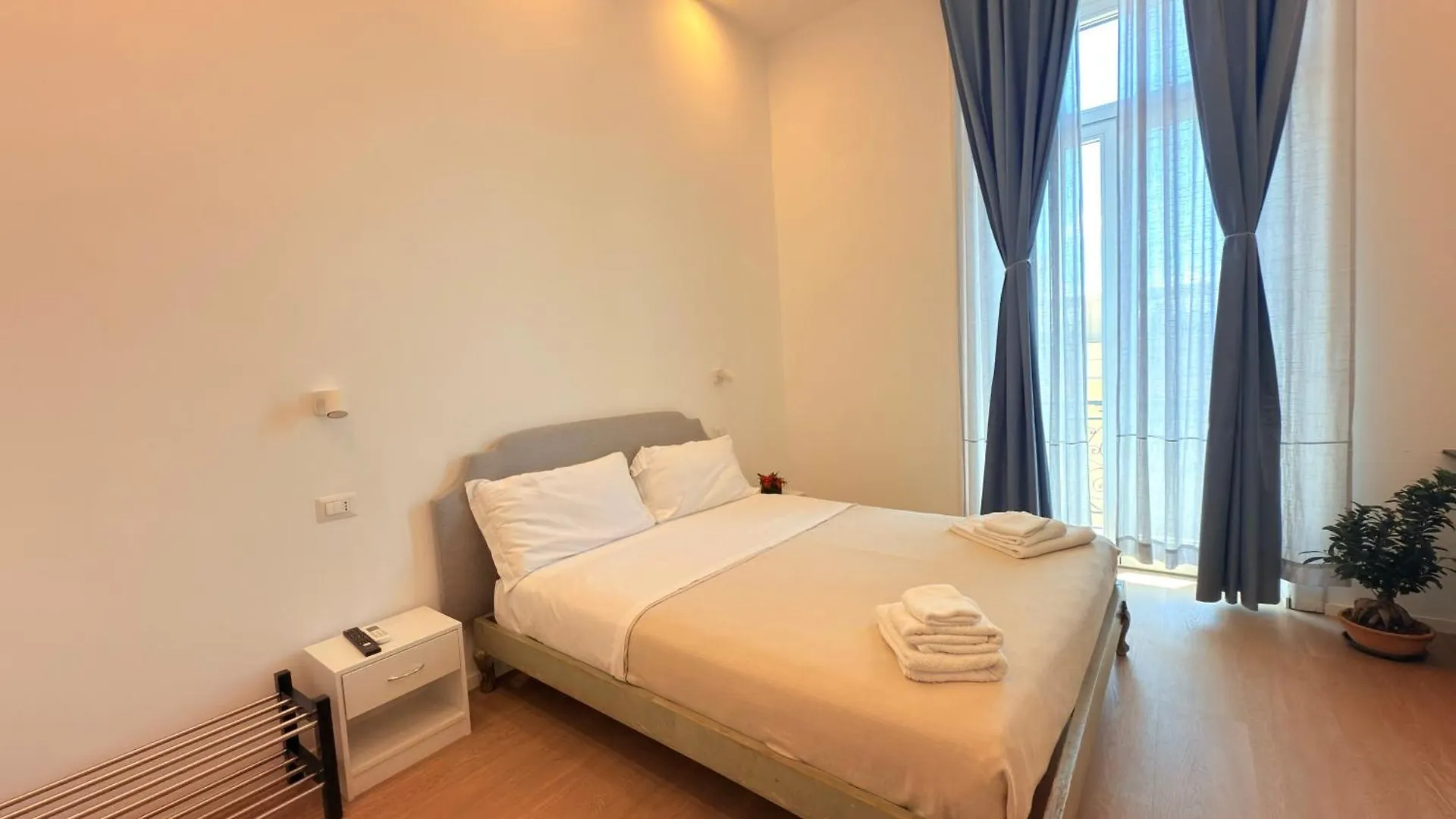 Izz Home Naples Guest house